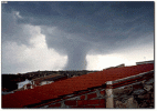 reportaje-sobre-los-efectos-del-tornado-asociado-a-la-supercelula-de-alcaniz-teruel-del-23-de-...gif